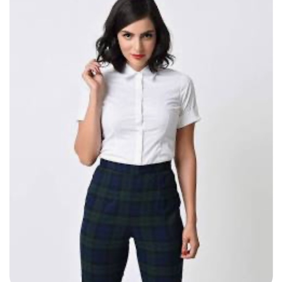 Unique Vintage 1960s White Collared Short Sleeve Button Up Blouse - Picture 2 of 2